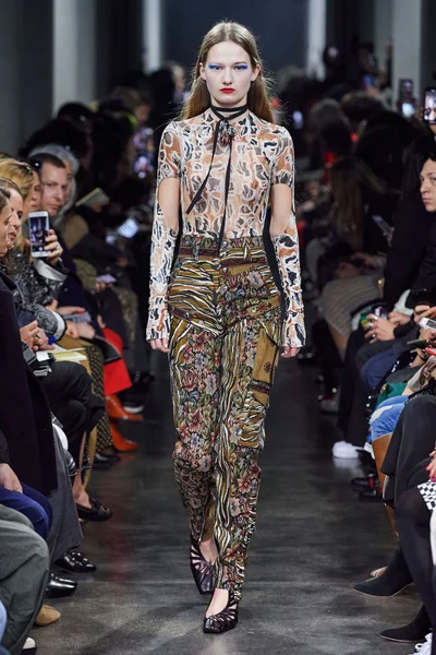 Look 15
